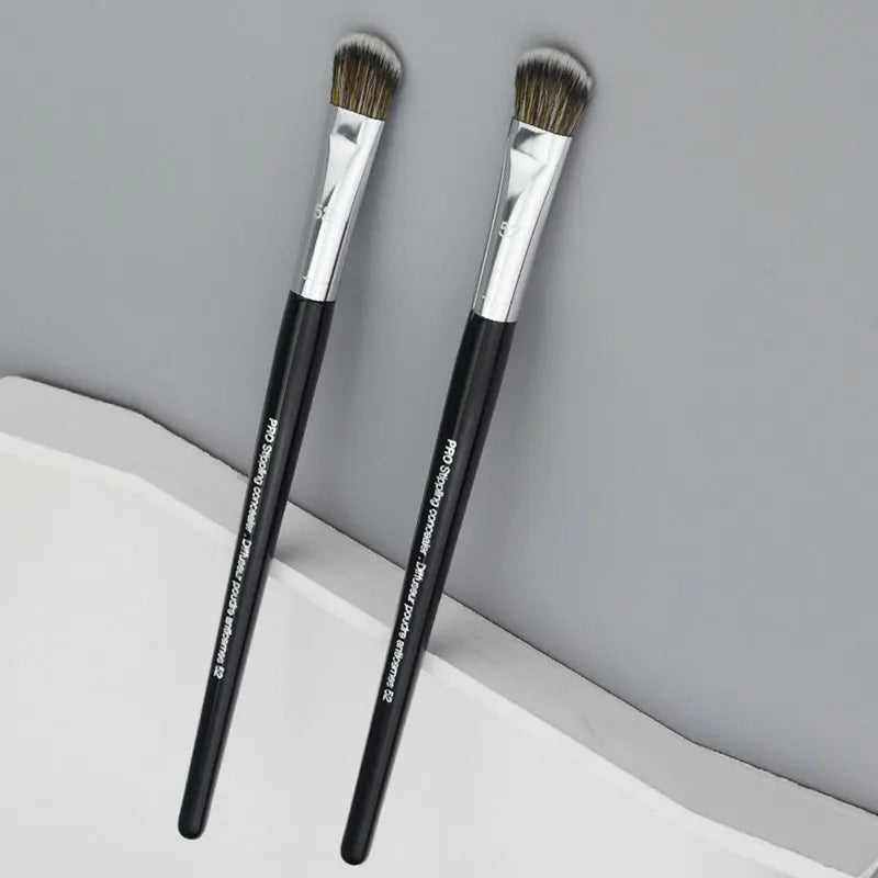 Flat Head Concealer Brush – Precision Full Coverage Application