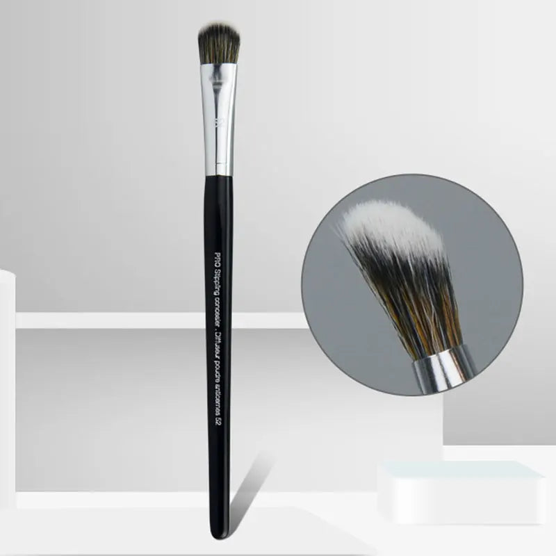 Flat Head Concealer Brush – Precision Full Coverage Application