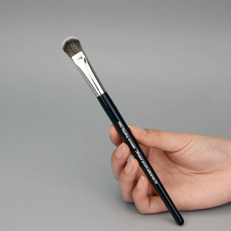 Flat Head Concealer Brush – Precision Full Coverage Application